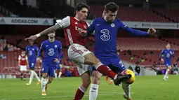 Bek Arsenal, Hector Bellerin (kiri), berebut bola dengan bek Chelsea, Ben Chilwell, dalam laga lanjutan Liga Inggris 2020/21 pekan ke-15 di Emirates Stadium, London, Sabtu (26/12/2020). Arsenal menang 3-1 atas Chelsea. (AFP/Adrian Dennis/Pool)