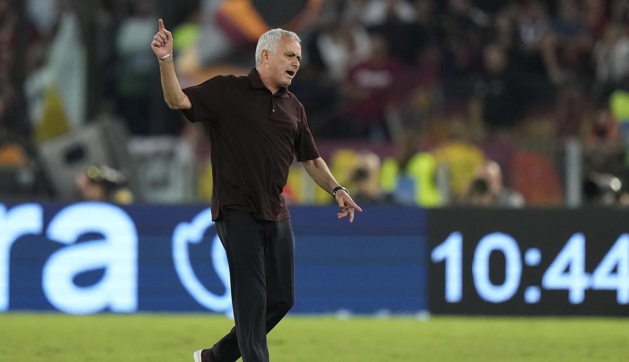 Usai laga, Jose Mourinho mengkritik para pemainnya yang kurang cerdik dalam momen-momen tertentu. Ia menyarankan para pemainnya untuk bertingkah sepeti badut dengan lebih sering melakukan diving. Candaan Jose Mourinho tersebut tak lepas dari alasan wasit Daniele Chiffi yang tak memberi penalti karena Nicolo Zaniolo tak terjatuh saat diganjal Caleb Okoli. (AP/Andrew Medichini)