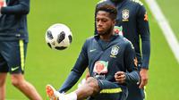 Legenda Timnas Brasil, Rivaldo, memprediksi Fred bakal menuai kesuksesan andai diberi waktu untuk beradaptasi di Manchester United. (AFP/Oli Scarff)