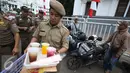 Petugas membawa minuman millik PKL di kawasan wisata Kota Tua, Jakarta, Rabu (24/8). Penertiban dilakukan guna membenahi PKL dan parkir liar yang kerap menimbulkan kesemrawutan di lokasi tersebut. (Liputan6.com/Immanuel Antonius)
