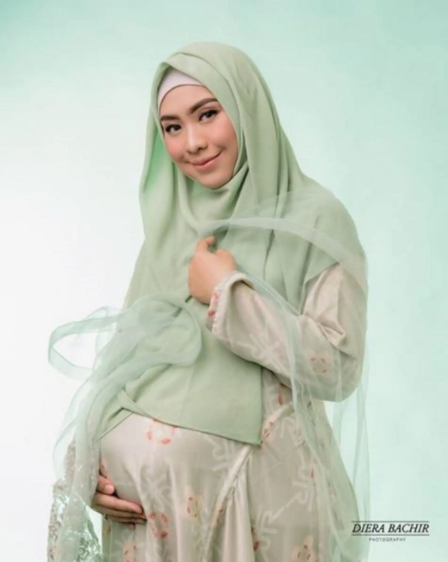 Oki Setiana Dewi sedang menantikan kelahiran anak ketiganya (Instagram/@okisetianadewi)