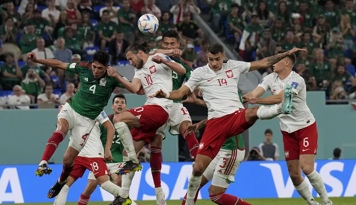 <p>Gelandang Polandia, Grzegorz Krychowiak dan pemain Meksiko, Edson Alvarez melakukan sundulan selama pertandingan grup C Piala Dunia 2022 Qatar di Stadion 974 di Doha, Qatar, Selasa (22/11/2022). Polandia bermain imbang dengan Meksiko dengan skor 0-0. (AP Photo/Martin Meissner)</p>