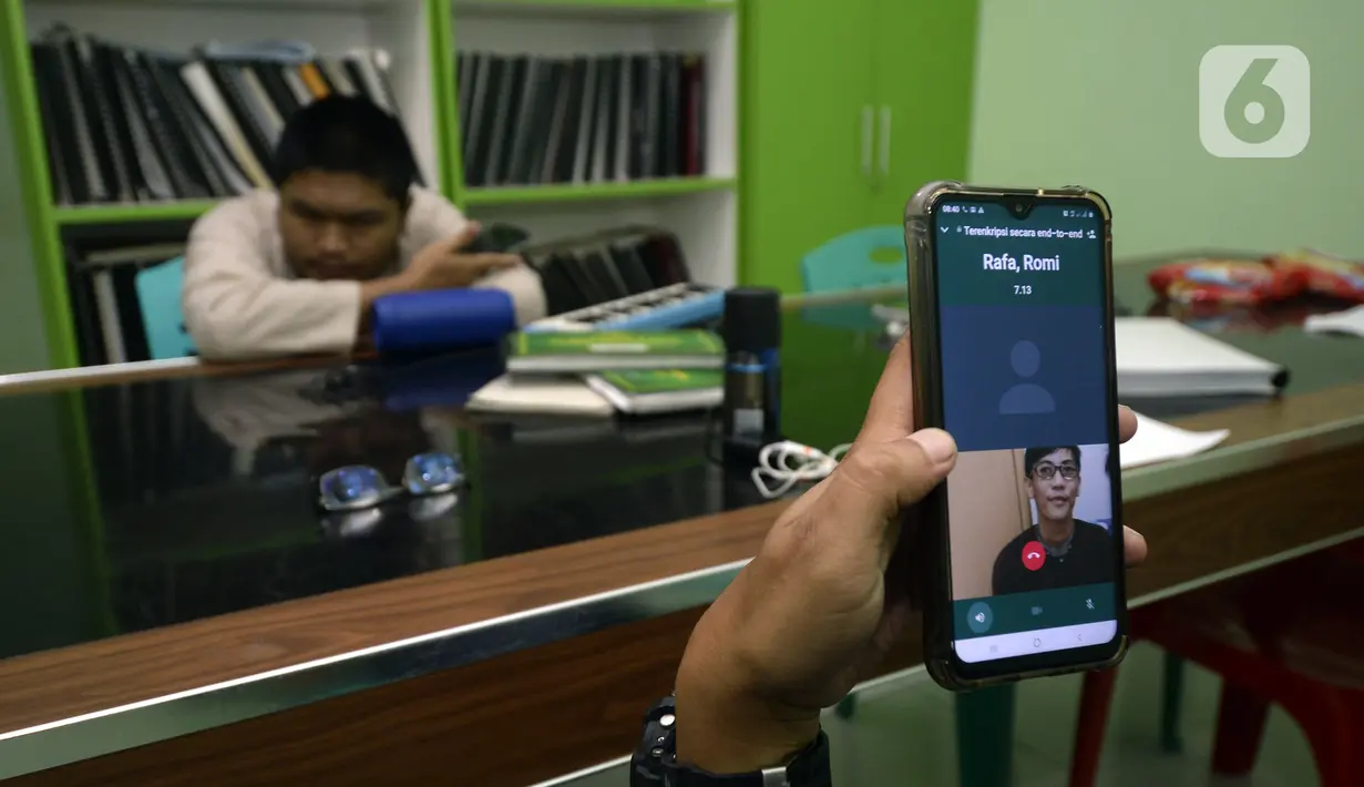 Guru Wahyu Adi Prasetyo mengajar secara online di sekolah tunanetra Yayasan Raudlatul Makfufin, Buaran, Serpong, Tangerang Selatan, Banten, Senin (10/8/2020). Keterbatasan kuota internet membuat para guru membatasi waktu belajar yang berlangsung sejak pandemi COVID-19. (merdeka.com/Dwi Narwoko)