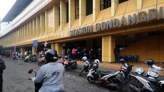 Tangis Pedagang Warnai Penertiban Kios Stasiun Gondangdia
