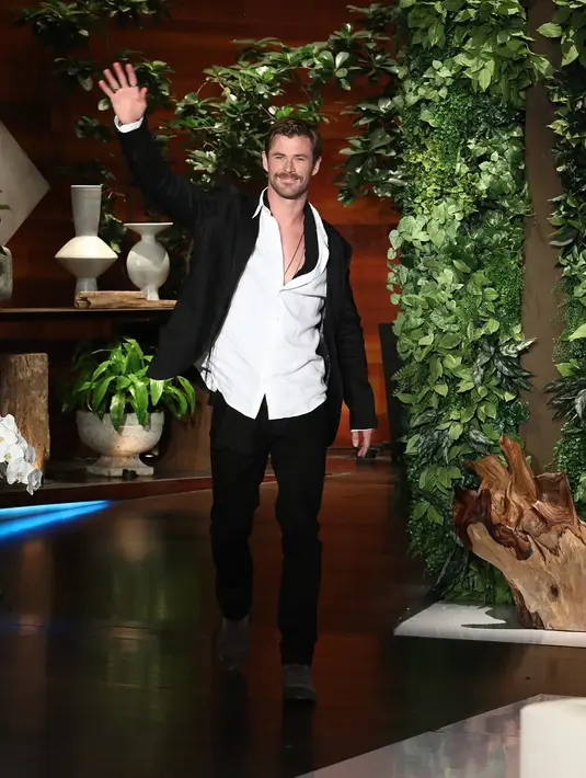 Anaknya mendorong kepala Chris hingga mengenai kue dan tentu saja lilin yang masih menyala. (twitter/chrishemsworth)