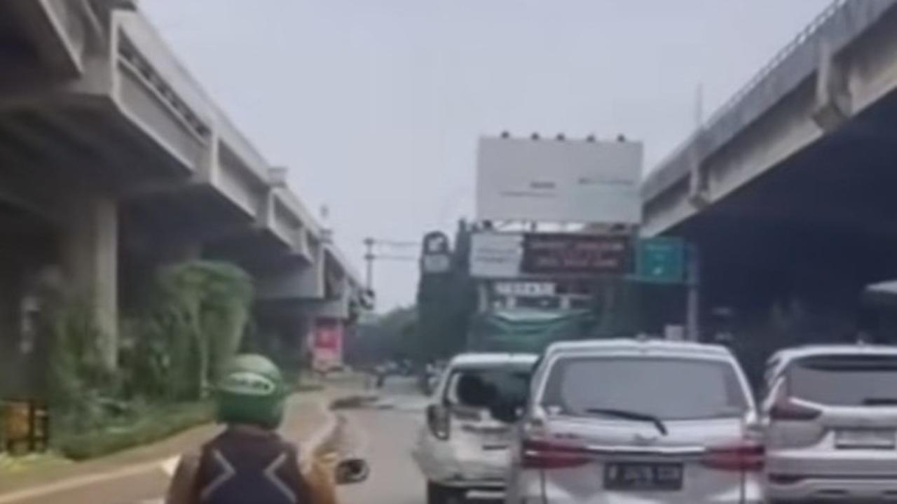Aksi Kejar-Kejaran Mobil Dekat Gerbang Tol Pedati Bak di Film, Bodi Penyok dan Kaca Pecah