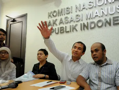 Aktivis Walhi, Muhnur Satyahaprabu (tengah) memberikan pernyataan terkait konflik tambang Lumajang di gedung Komnas HAM, Jakarta, Senin (28/9/2015). Sebelumnya terjadi konflik pertambangan yang memakan satu korban jiwa. (Liputan6.com/Helmi Fithriansyah)