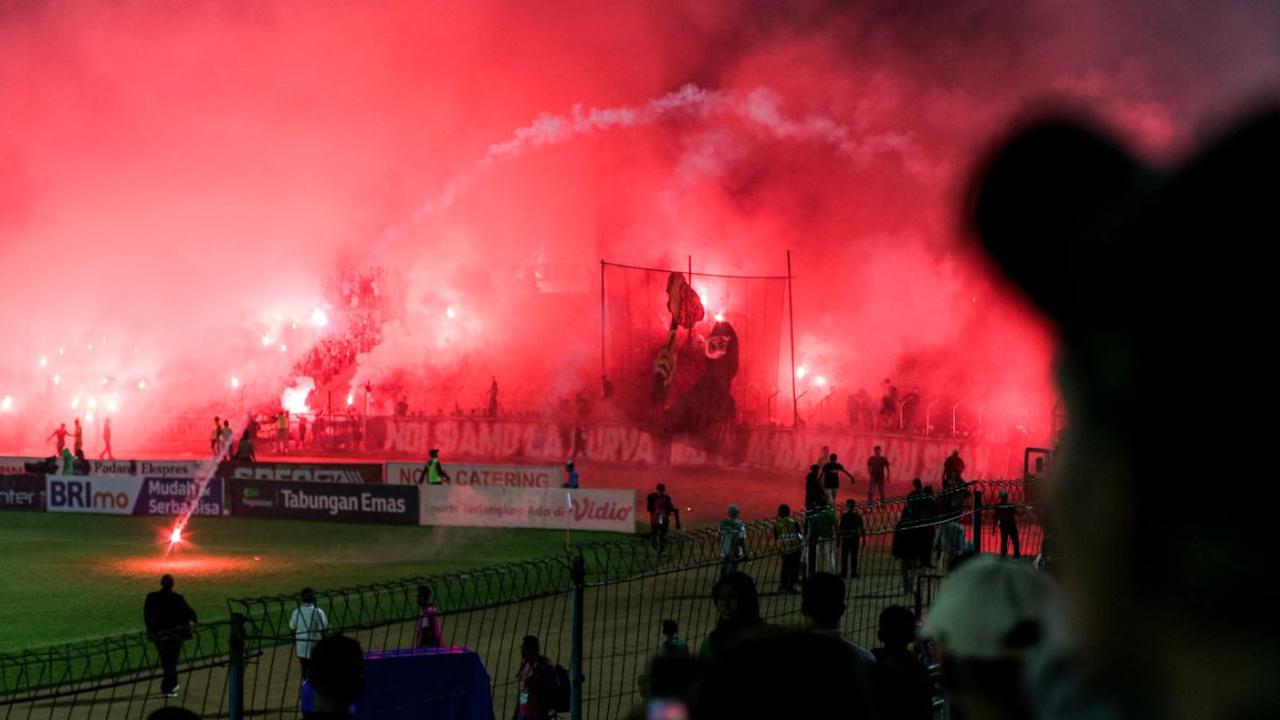 Kerusuhan pecah pada pertandingan leg kedua final Pegadaian Liga 2 yang mempertemukan Semen Padang vs PSBS Biak di Stadion Haji Agus Salim, Padang, Sumatera Barat, Sabtu (9/3/2024).&nbsp;Bola.com/Bagaskara Lazuardi