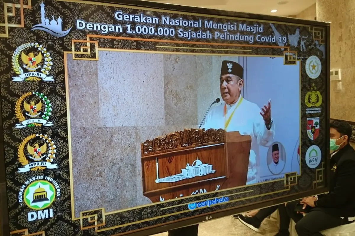 etua Umum MPN Pemuda Pancasila, Japto S. Soerjosoemarno menyampaikan sambutan dalam gerakan nasional mengisi masjid dengan 1.000.000 sajadah pelindung Covid-19. (istimewa)