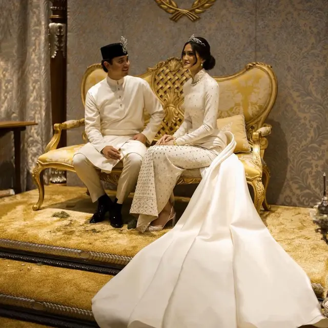Busana Pengantin Tengku Natasya Adnan Saat Dinikahi Pangeran Malaysia