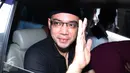 Sandy Tumiwa melambaikan tangan saat akan meninggalkan Kejaksaan Tinggi (Kejati) DKI Jakarta, Senin (7/11). Kedatangan Sandy untuk melakukan tahapan I, mengambil surat pengantar untuk dilimpahkan ke Kejaksaan Negeri Jakpus. (Liputan6.com/Herman Zakharia)