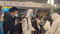 Viral video ratusan WNA China berpakaian APD di Bandara Soekarno Hatta. (Liputan6.com/Pramita Tristiawati)