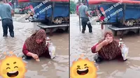 Viral Aksi Ibu-ibu Makan di Tengah Banjir. (Sumber: TikTok/ @kecubungakuarius)