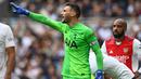 Hugo Lloris. Kiper berusia 34 tahun ini mulai menjabat kapten tim Tottenham Hotspur sejak 2015/2016 menggantikan Younes Kaboul yang hijrah ke Sunderland. Debut kaptennya berhasil membawa The Lily White selalu finish di 4 Besar Premier League selama 4 musim berurutan. (Foto: AFP/Glyn Kirk)
