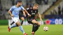 Pemain Malmo Antonio Colak (kiri) berebut bola dengan pemain Juventus Matthijs de Ligt pada pertandingan Grup H Liga Champions di Malmo New Stadium, Malmo, Swedia, Selasa (14/9/2021). Juventus menang 3-0. (Andreas Hillergren/TT News Agency via AP)