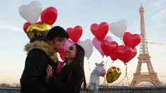 Gerson asal Honduras melamar pasangannya Andry pada Hari Valentine ketika berdiri di Trocadero Plaza dekat Menara Eiffel di Paris, Prancis (14/2). (AFP Photo/Ludovic Marin)