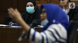 Terdakwa dugaan suap dan tindak pidana pencucian uang terkait pengurusan fatwa Mahkamah Agung, Pinangki Sirna Malasari menyimak kesaksian mantan kuasa hukum Djoko S Tjandra Anita Kolopaking saat sidang lanjutan di Pengadilan Tipikor Jakarta, Rabu (25/11/2020). (Liputan6.com/Helmi Fithriansyah)