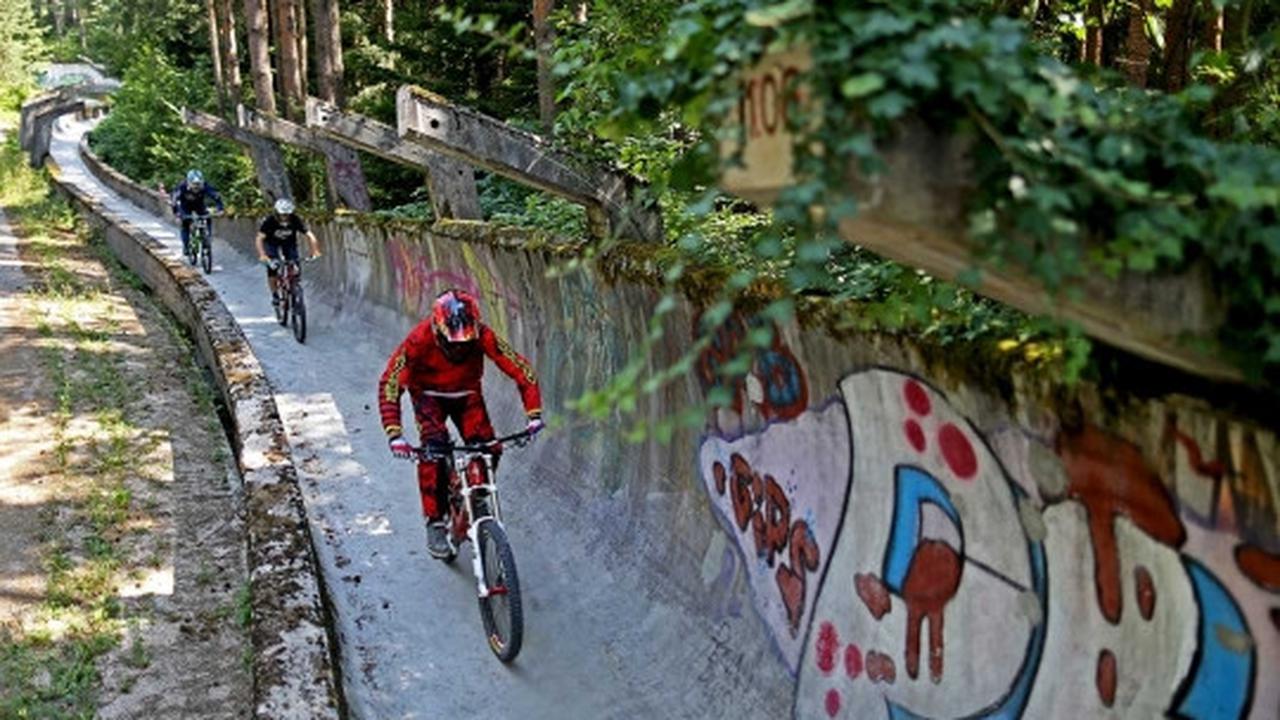 Aksi nekat bikers Downhill ngebut di lintasan miring 90 derajat