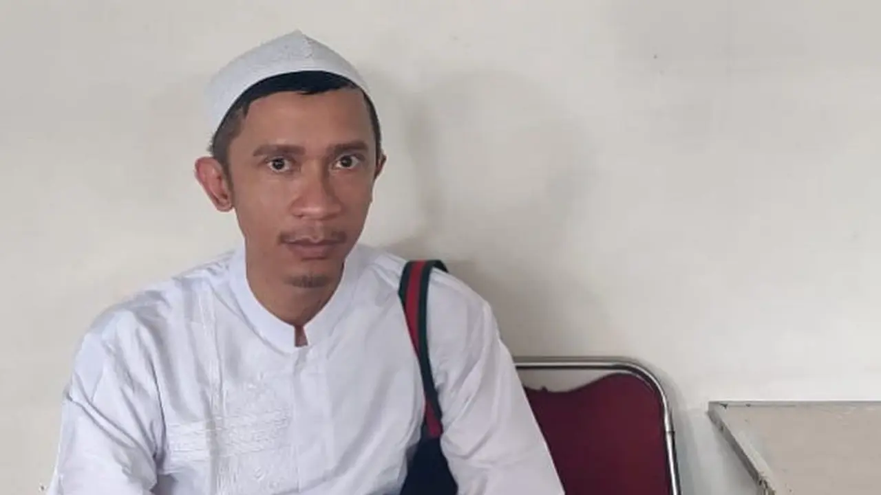 Aming Pamer Penampilan Maskulin dengan Pakaian Islami