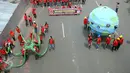 Massa Konfederasi Kongres Aliansi Serikat Buruh Indonesia (KASBI) pada peringatan May Day di Bundaran HI, Jakarta, Senin (1/5). Mereka akan melakukan aksi ke Istana Merdeka dengan membawa gurita raksasa, bola dunia dan tikus. (Liputan6.com/Angga Yuniar)
