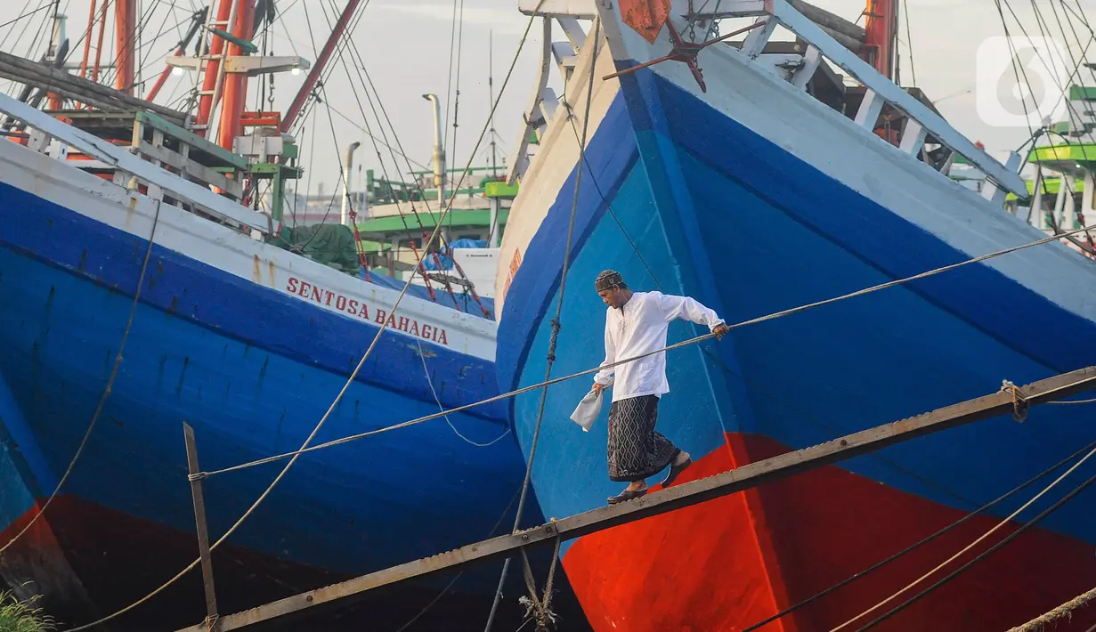 Lahan luas di Pelabuhan Sunda Kelapa, Jakarta Utara, juga menjadi lokasi yang biasa digunakan warga sekitar untuk melaksanakan Salat Idul Fitri. (merdeka.com/Arie Basuki)