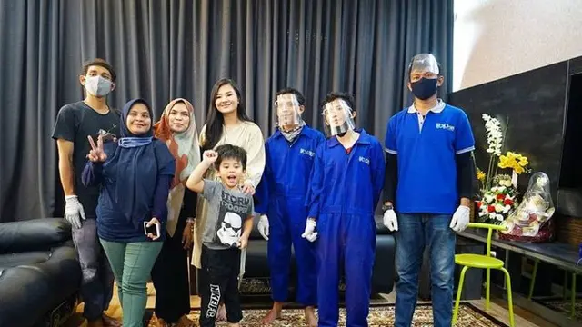 Eriska Rein saat berada di rumah mewahnya