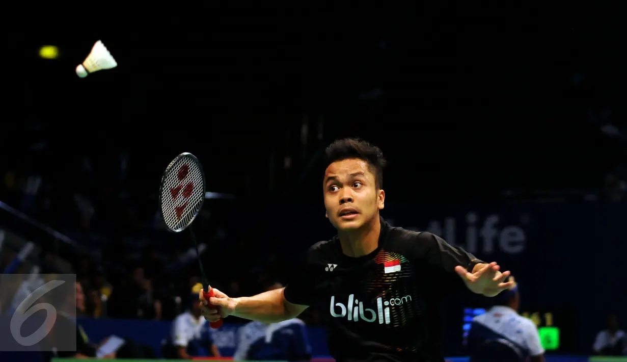 Pebulutangkis tunggal putera Indonesia, Anthony S Ginting mengejar bola saat melawan Jan O Jorgensen (Denmark) di BCA Indonesia Open 2016, Istora Senayan Jakarta, Rabu (1/6/2016). Anthony S Ginting kalah 20-22, 23-25. (Liputan6.com/Helmi Fithriansyah)