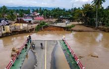 FOTO: Banjir Bandang Lumpuhkan Pidie Jaya, Jalur Darat Aceh–Sumut Terputus