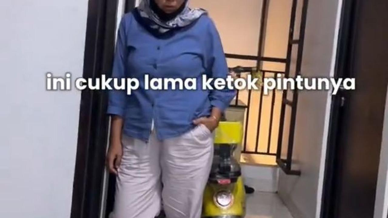 Berdiri di depan pintu kamar kosannya, ibu kos ini mulai mengetuk pintu kamar salah satu penghuni kos. Namun, butuh waktu cukup lama hingga akhirnya pintu dibuka oleh pemilik kamar.