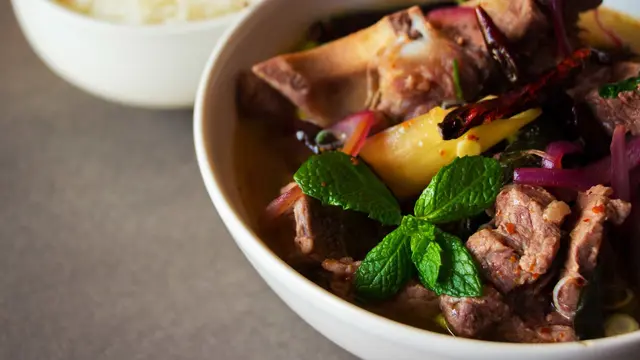 Tom yum neua (tom yum beef)