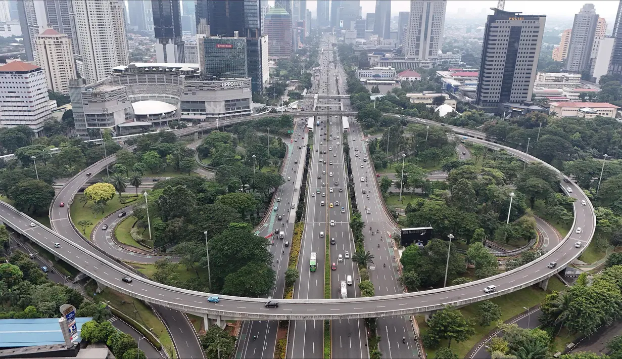 i Jalan Gatot Subroto, Jakarta Selatan, misalnya, arus lalu lintas tampak lengang meski masih terlihat banyak kendaraan melintas. Arus lalu lintas terpantau ramai lancar. Begitu pulan kondisi arus lalu lintas Tol Dalam Kota Jakarta yang terlihat lengang. (merdeka.com/Arie Basuki)