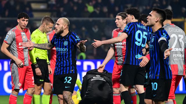 Foto: Momen Pemain Inter Milan Marah Pada Suporter Saat Emil Audero Terkena Petasan