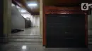 Suasana kios yang tutup di salah satu pusat perbelanjaan di Jakarta, Minggu (8/8/2021). Pemerintah akan memberikan insentif berupa pembebasan Pajak Pertambahan Nilai (PPN) atas jasa sewa kios, gerai, dan toko di pusat perbelanjaan selama Juni-Agustus 2021. (Liputan6.com/Johan Tallo)