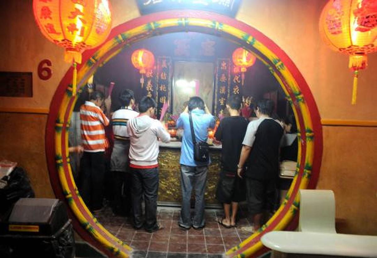 Malam Imlek, warga Tionghoa penuhi Klenteng Boen Tek Bio