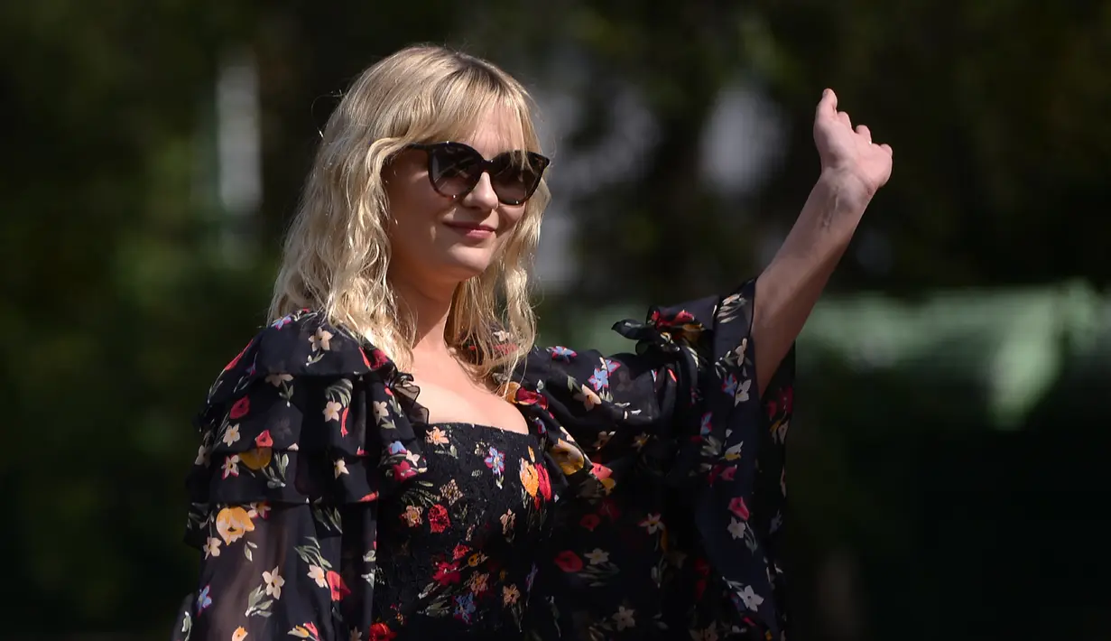 Aktris Kirsten Dunst tiba di Excelsior Hotel selama Festival Film Venice ke-74 di Venice Lido, Italia (4/9). Kirsten Dunst tampil cantik dengan Mengenakan gaun hitam bermotif bunga-bunga. (AFP Photo/Filippo Monteforte)