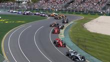 Pebalap Mercedes, Lewis Hamilton sempat memimpin pada awal balapan F1 GP Australia di Sirkuit Albert Park, Melbourne, Minggu (25/3/2018). Vettel memenangi balapan dengan selisih 5,036 detik dari Hamilton. (AP/Rick Rycroft)
