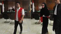 Assyifa Ramadhani (18, kanan) dan Ahmad Imam Al Hafid (18, kiri) menjalani persidangan di Pengadilan Negeri Jakarta Pusat. (ANTARA FOTO/OJT/Zabur Karuru)