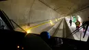 Jurnalis berdiri di atas platform terowongan NEAT Gotthard di Erstfeld, Pegunungan Alpen, Swiss (10/3). Terowongan ini memiliki panjang 57 km yang terdiri dari dua lajur paralel. (REUTERS/Arnd Wiegmann)