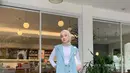 Kombinasi warna pastel seperti baby blue dengan beige dapat membuat tampilan jadi manis. Untuk outfit ke kantor, pilihlah sleeveless warna senada dengan pants, manset putih, dan hijab warna beige. (Instagram/inikiranaaa__).