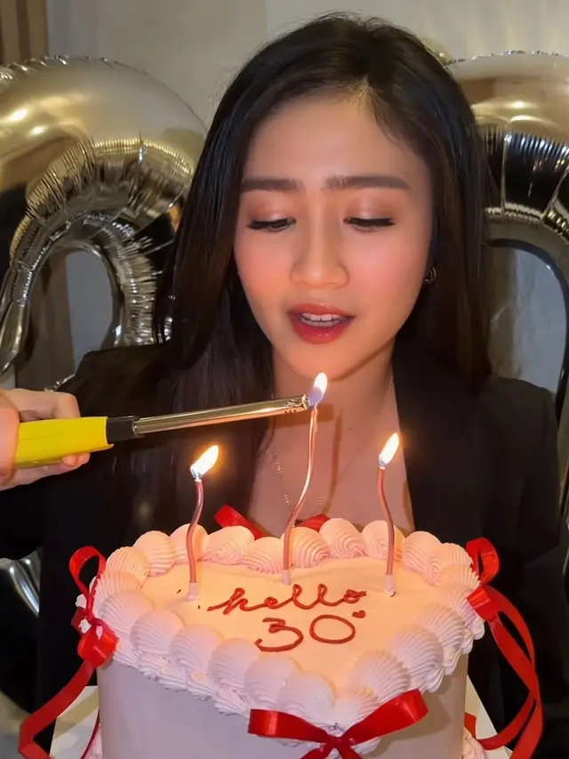 Febby Rastanty rayakan ulang tahun ke-30 dapat kue pink. [@febbyrastanty]