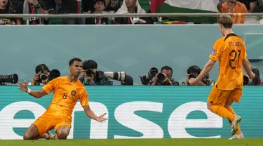 Gelandang Belanda, Cody Gakpo melakukan selebrasi setelah mencetak gol pembuka ke gawang Senegal pada pertandingan grup A Piala Dunia 2022 Qatar di Stadion Al Thumama di Doha, Qatar, Senin (21/11/2022). Belanda menang atas Senengal dengan skor 2-0. (AP Photo/Luca Bruno)