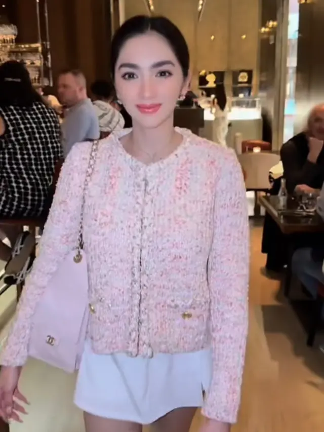 Angel Karamoy saat Valentine pakai baju serba pink. [@realangelkaramoy]