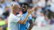 Pelatih Manchester City, Pep Guardiola, bersitegang dengan Luke Mbete saat melawan Glasgow Celtic pada laga uji coba di Stadion Kenan Memorial, Rabu (24/7/2024). City tumbang dengan skor 3-4. (AFP/Grant Halverson)