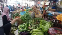 Pedagang melayani pembeli di Pasar Kebayoran, Jakarta, Selasa (1/10/2019). Badan Pusat Statistik (BPS) mencatat Indeks Harga Konsumen pada September 2019 mengalami deflasi sebesar 0,27 persen. Posisi ini lebih rendah dari deflasi Agustus 2019 sebesar 0,68%. (Liputan6.com/Angga Yuniar)