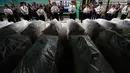Suasana saat mahasiswa kedokteran memberi penghormatan pada jenazah yang digunakan untuk studi mereka di RS Chulalongkorn di Bangkok, Thailand, Kamis (3/5). Sekitar 300 jenazah tersebut digunakan oleh para mahasiswa untuk praktik. (AP Photo/Sakchai Lalit)