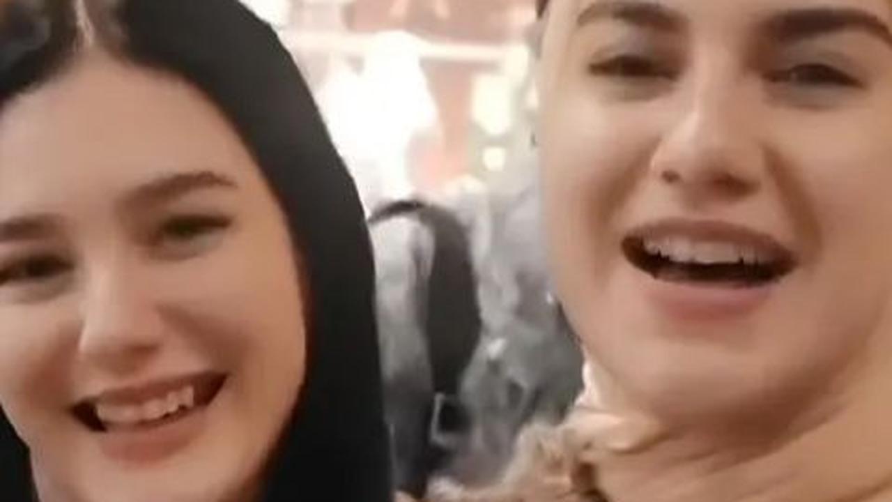 Yasmine Ow dan Irish Bella sering dipuji berkat paras blasteran mereka yang menawan.
