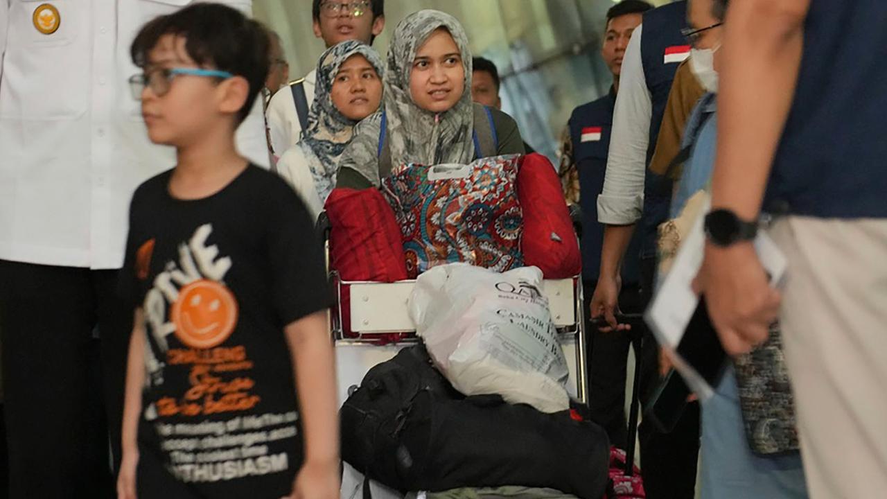 FOTO: 11 Warga Negara Indonesia Tiba di Jakarta Usai Dievakuasi Dari Iran