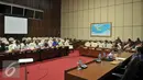 Suasana Serikat Nelayan Lontar Banten saat melakukan Pertemuan dengan Wakil Ketua Komisi IV dengan  di Kompleks Parlemen, Senayan, Jakarta, Kamis (28/4). (Liputan6.com/Johan Tallo)