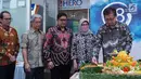 Presiden Komisaris PT Hero Supermarket Tbk Ipung Kurnia memotong tumpeng pada perayaan HUT ke-48 Hero Group di Jakarta, Jumat (23/8/2019). Tahun 2019, perusahaan ritel ini menargetkan investasi lebih dari Rp500 miliar untuk menciptakan toko yang lebih baik. (Liputan6.com/HO/Eko)