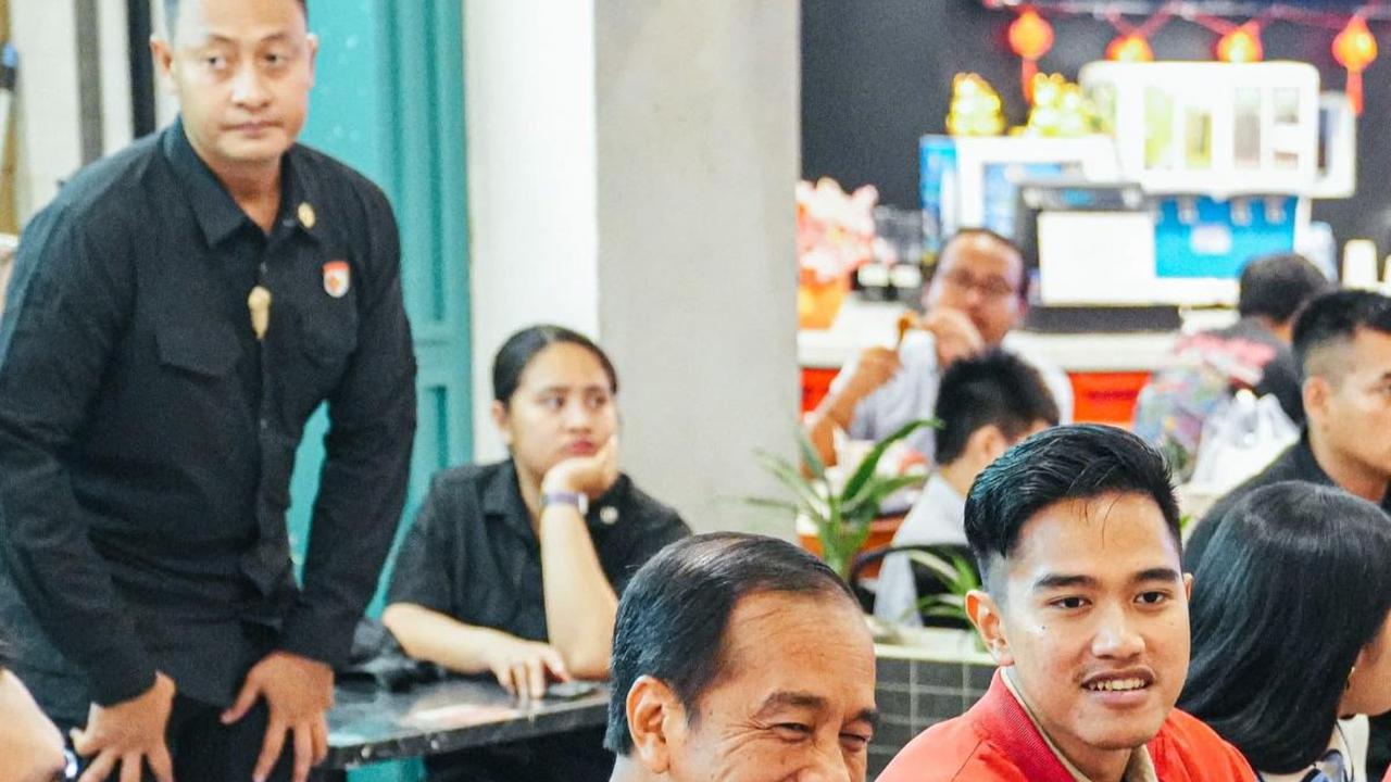 "Ya tadi makan mi goreng," kata Jokowi saat ditanya awak media setempat, Rabu (7/2).